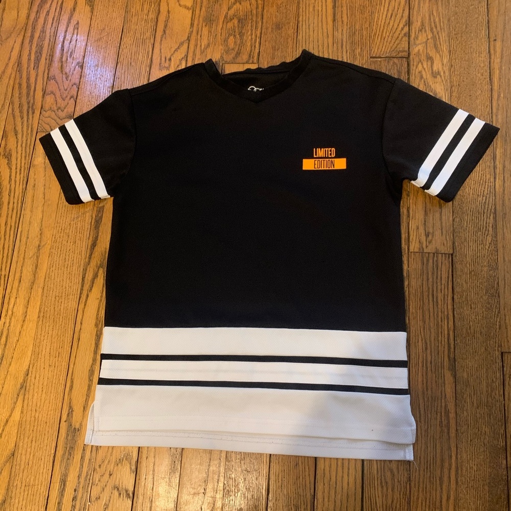 Boys art class top size M
